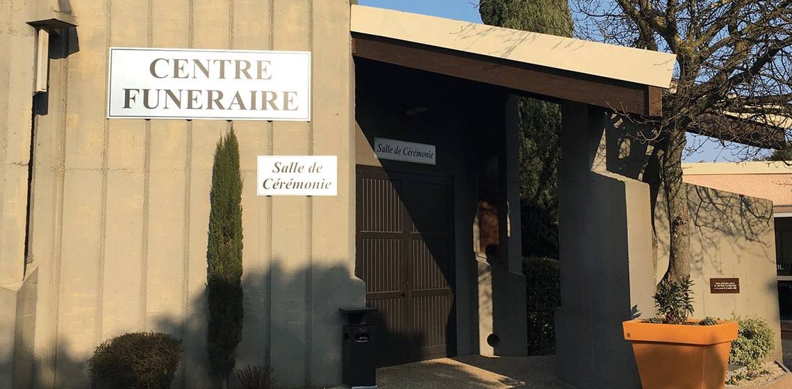 Les décisions difficiles que les familles doivent souvent prendre dans les centres funéraires