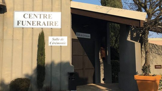 Les décisions difficiles que les familles doivent souvent prendre dans les centres funéraires