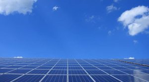 Astuces et méthodes pour calculer le nombre de panneaux solaires pour une maison