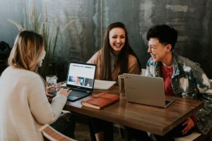 Employés assistant à un séminaire