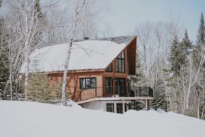 chalet sous la neige