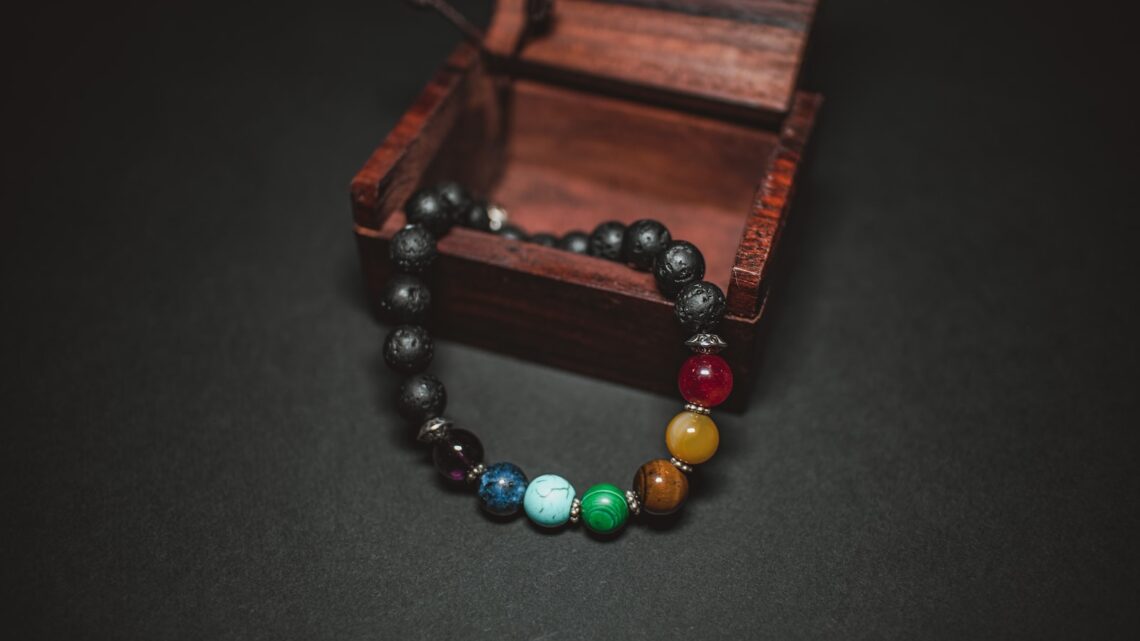 Comment porter un bracelet fantaisie avec élégance ?
