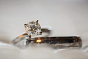 Voici pourquoi vous devez lui offrir des bagues du joaillier Diamonds Factory !