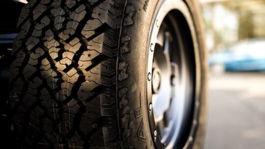 Comment choisir les pneus adaptés à votre véhicule : Un guide complet