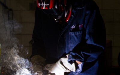 homme en veste noire et jean bleu