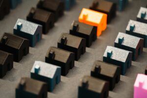 Des maisons miniatures de différentes couleurs sont disposées.