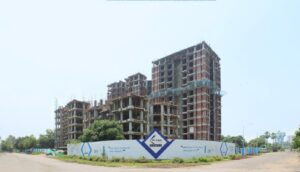 un bâtiment en construction avec une enseigne devant